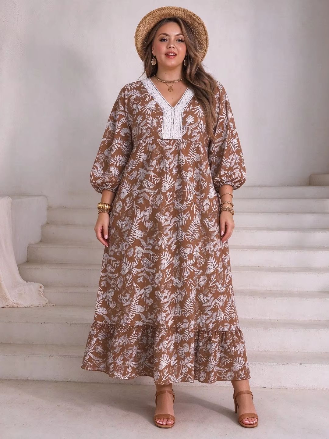 Boho Summer Beach Maxi Dress - プラスサイズ女性用、葉っぱ柄のフローラルプリント、マキシ丈、レースのVネック、ランタンスリーブ、フリル付き裾、ゆったりとしたシルエットのビーチボホ風ロングドレス。